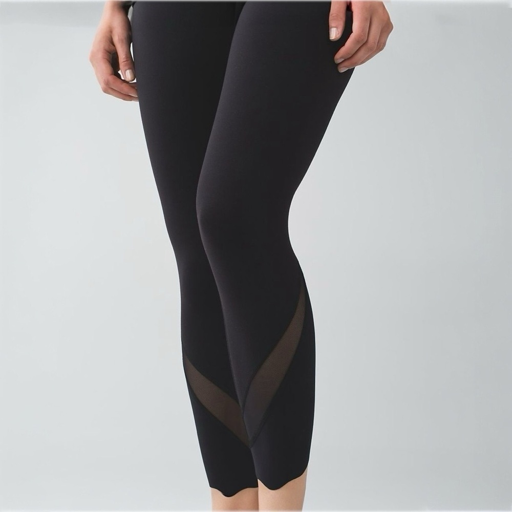 EUC Lululemon | Wunder Under Crop II *Full-On Luon (Roll Down Mesh) Size 6